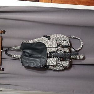 Expressions NYC Womens Backpack  Black White Woven Drawstring Snaps 18x15" EUC